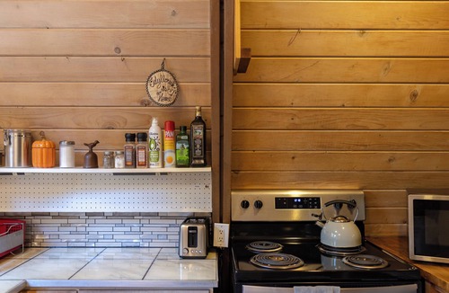 Idyllwild Cabin | Landmark Sunset Mag A-frame! 1/4 mile walk to town. Sundance spa, AC & pets ok. Mountain soul.