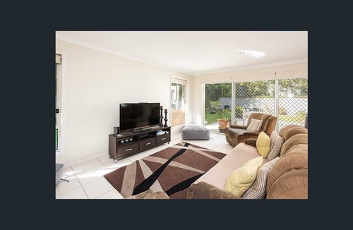 Biggera Waters House | Large 5 bedroom home 5 minute walk to Harbour Town