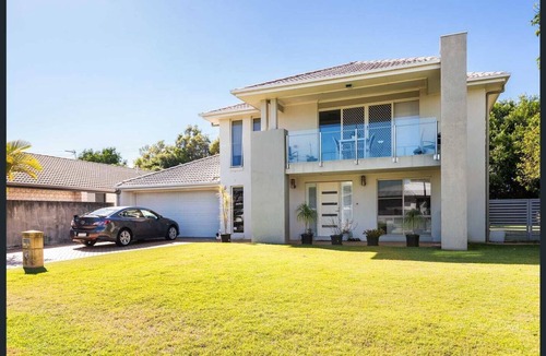 Biggera Waters House | Large 5 bedroom home 5 minute walk to Harbour Town