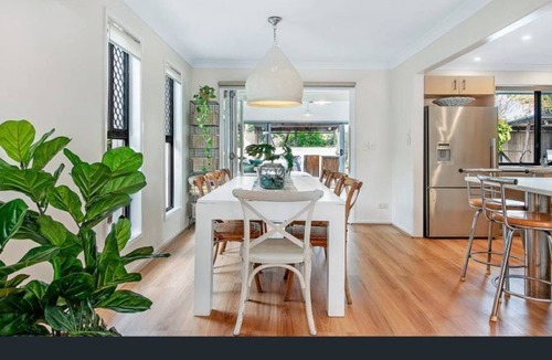Mermaid Waters House | Large family home - 5 min walk to patrolled beach- family and group friendly