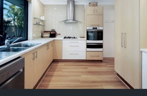 Mermaid Waters House | Large family home - 5 min walk to patrolled beach- family and group friendly