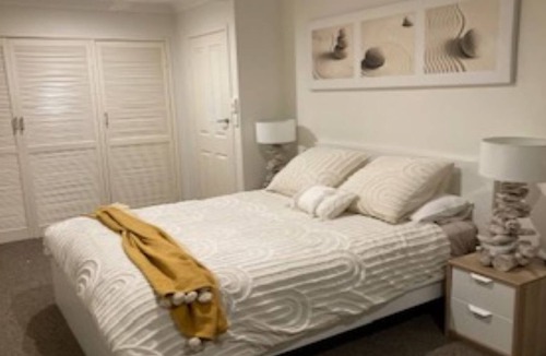 Mermaid Waters House | Large family home - 5 min walk to patrolled beach- family and group friendly