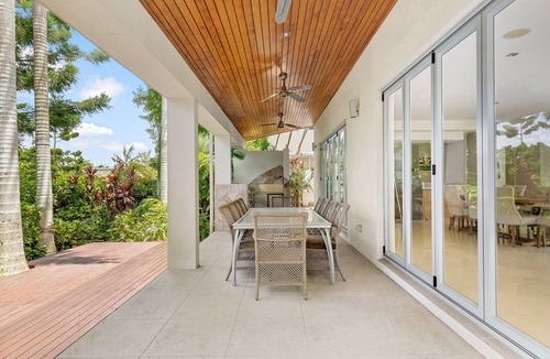 Benowa House | Large family home in golf resort