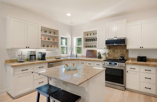 South Hills House | Large Groups Welcome! 4100sq feet! Giant hot tub, game room, views!