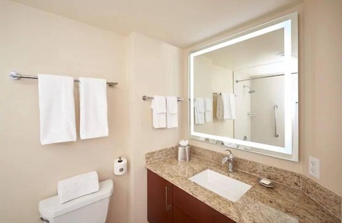 Las Vegas Apartment | Las Vegas | Desert Escape | Resort Pool & Near Strip