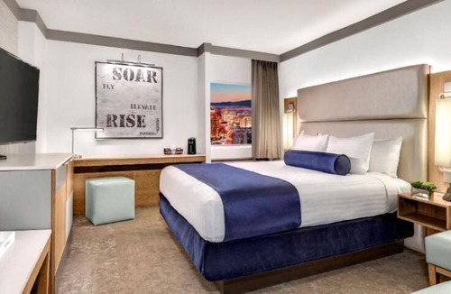 Gateway District House | Las Vegas Vacation! Pools, Game Room, Casino, Parking! Near The Neon Museum