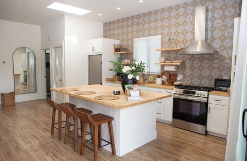 Los Olivos Cottage | Lasso Lodge ~ Walking distance to wine tastings and restaurants! King size bed