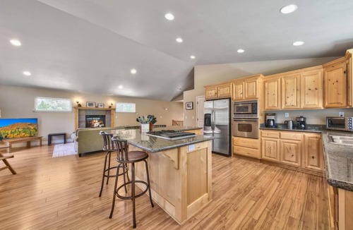 Tahoe Paradise Cabin | Lazy Bear Cabin- 3 ski areas nearby, Families, Pets-Fenced Yard, Foosball Fun