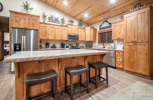 Summit Estates Cabin | Lazy Bear Game Cabin + Hot Tub + Pool Table