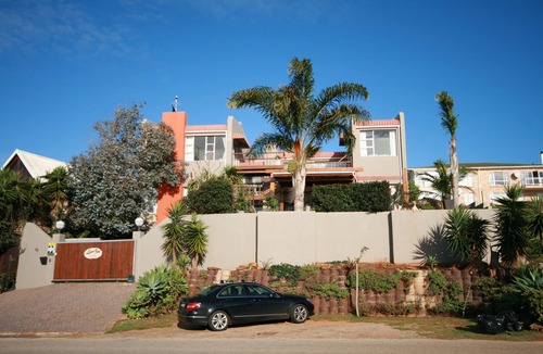 Wavecrest Cottage | Lazybay cottage set in a quiet garden in walking distance to the beach and shops