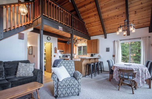 Arnold Ski Chalet | Le Chalet cabin with Hot Tub near Big Trees!