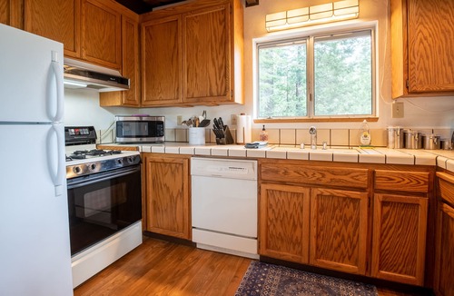 Arnold Ski Chalet | Le Chalet cabin with Hot Tub near Big Trees!