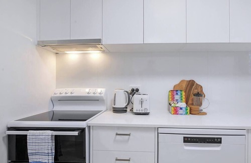 Red Hill Apartment | Leafy Corner Simple Stay near Brisbane River and CBD