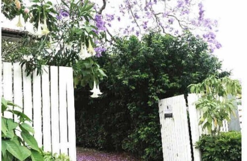 Kenmore Apartment | Leafy Kenmore Sanctuary with Private Garden Patio
