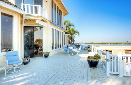 Discovery Bay House | Lighthouse Holiday Home - Waterfront, Hot tub, Sauna, Gourmet Kitchen, Fishing