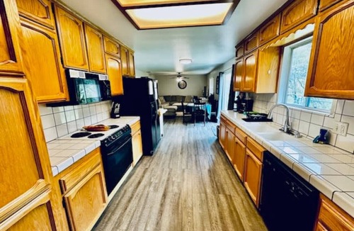 Yosemite Lakes House | Lighthouse Suite - Dog Friendly Home - Hot Tub - BBQ - Full Kitchen - Sleeps 4