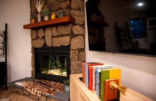 Woodlands House | Lincoln Log Cabin Renovated Near Attractions