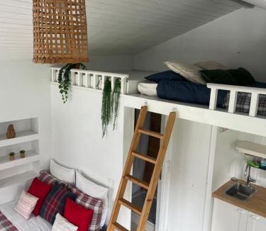 Linda-a-Velha Ski Chalet | Lisbon Cozy House w/Garden and Pool