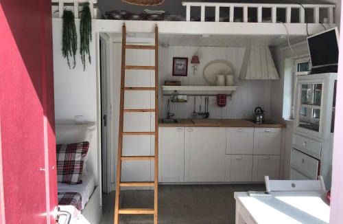 Linda-a-Velha Ski Chalet | Lisbon Cozy House w/Garden and Pool