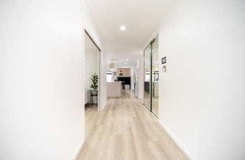 Pimpama House | Little Coastal Boho Home - Neverending Summer Fun near Themeparks & close to M1 exit