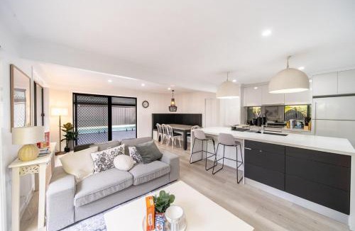 Pimpama House | Little Coastal Boho Home - Neverending Summer Fun near Themeparks & close to M1 exit