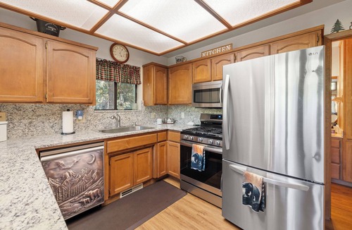 Ponderosa Cabin | Little Meadow Cabin - 2BR Rustic Secluded Cozy Retreat - Sleeps 6 + Full Kitchen