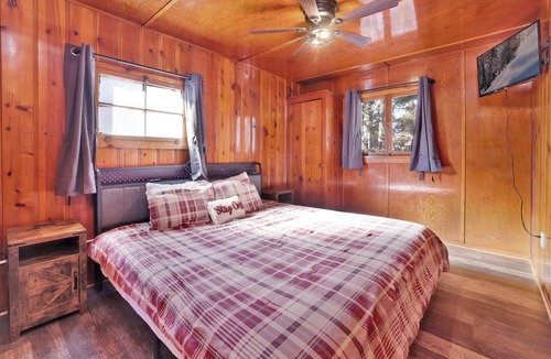 Big Bear Lake Hotel | Little Pines #102