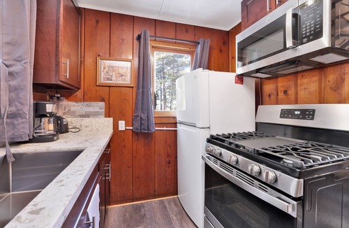 Big Bear Lake Cabin | Little Pines Couples Lakeside Cottage at Big Bear Lake