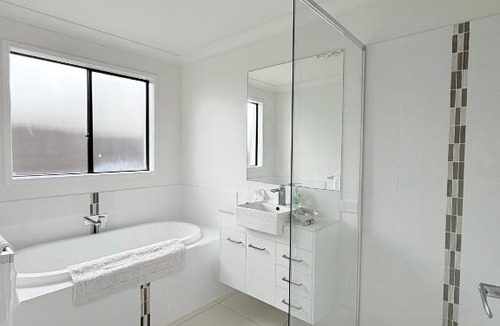 Pimpama House | Little Santorini Retreat - Family Home near Theme Parks
