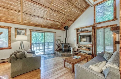 Shaver Lake Condo | Little Ski Lodge-Across from Pool, Spa & Sauna!