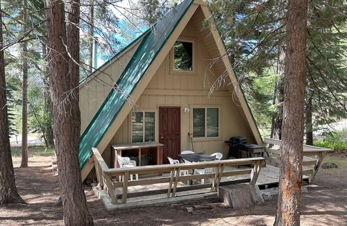 Pioneer Trail House | Lodgepole Chalet 3 Bedroom Home by RedAwning