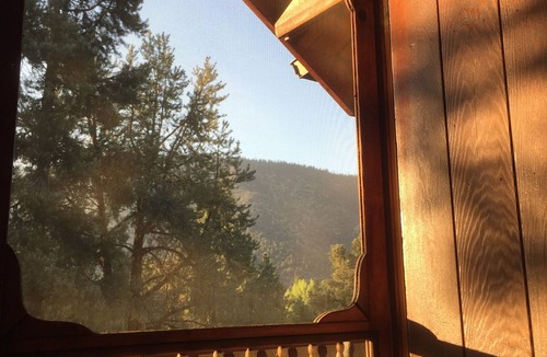 Pine Mountain Club Cabin | Log cabin w/sauna, cinema, deck, tree house, trampoline AND easy walk to town.