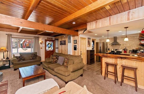Big Bear Lake Ski Chalet | Log Spa Chalet at Bear Mountain