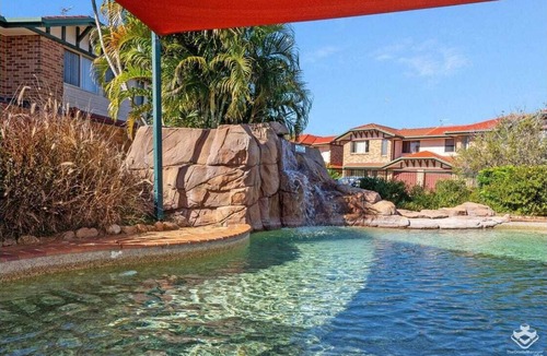 Labrador House | Long stay - townhouse with fully enclosed yard. Close to Surfers shops