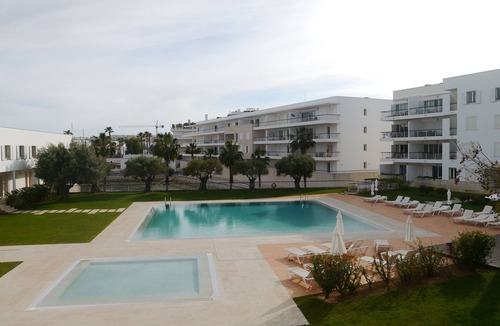 Lagos Apartment | Lovely Apartment on a complex with pool, Wifi, air con plus UK TV available
