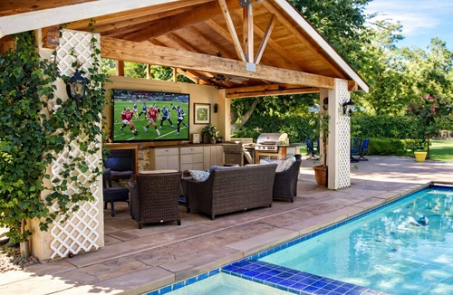 Clovis House | Lovely Lakeside Home: Perfect for Vacations, Weddings, Retreats.