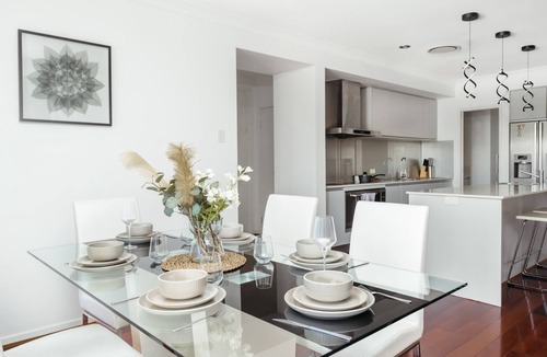 Biggera Waters House | Lovely Newly Renovated Waterfront Family Home