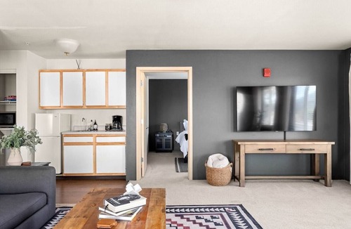 Paradise Apartment | Lovely Pet Friendly 2bd/2ba w/Private Entrance, On Site Laundry & Dedicated Parking