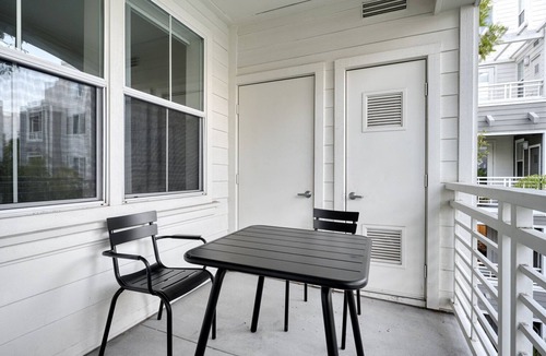 Central San Mateo Apartment | Lovely San Mateo 2BR w/Gym, Pool, Clubhouse & W/D, nr 101, by Blueground