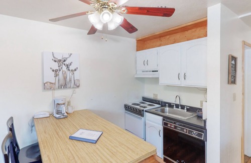 Yosemite West Condo | Lovely studio in Yosemite with kitchenette & balcony - near Badger Pass & Valley