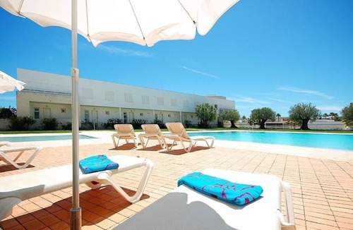 Telheiro Apartment | Lovely Townhouse on Lagos Marina with swimming pool, Air Con & WiFi