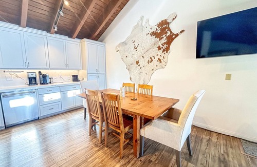 Bear Valley Cabin | Lovely updated cabin with views - sleeps 9 in Bear Valley with WiFi access
