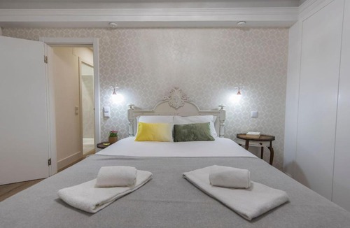 Sacramento Apartment | LovelyStay - Vintage Flat Near Santa Justa Elevator!