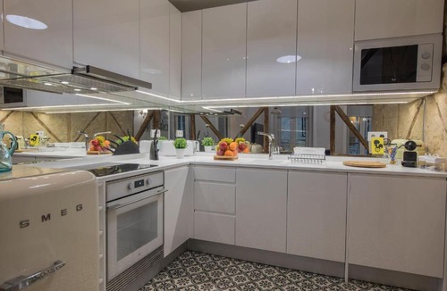 Sacramento Apartment | LovelyStay - Vintage Flat Near Santa Justa Elevator!