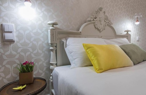 Sacramento Apartment | LovelyStay - Vintage Flat Near Santa Justa Elevator!