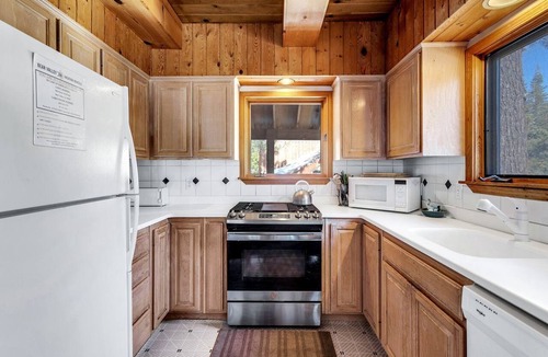 Bear Valley Cabin | Luminous Lake Cabin Perfect for Groups and Outdoor Activities in Bear Valley, California