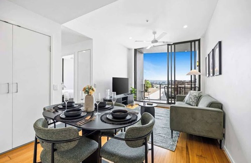 Newstead Apartment | Lux 17th Floor apt. w/King Beds, Gym & Parking