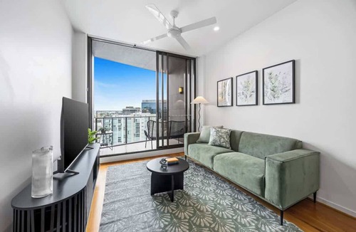 Newstead Apartment | Lux 17th Floor apt. w/King Beds, Gym & Parking