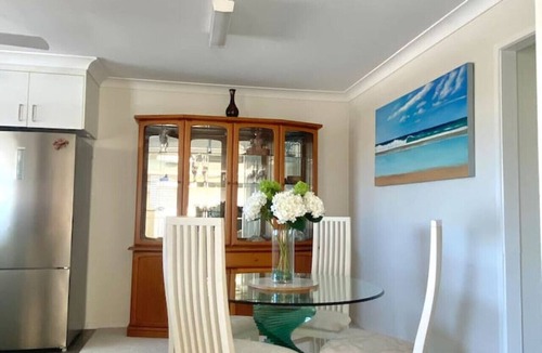 Runaway Bay Apartment | Lux Beds CANAL FRONT Jetty Canoes & 13M Pool