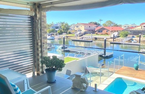 Runaway Bay Apartment | Lux Beds CANAL FRONT Jetty Canoes & 13M Pool